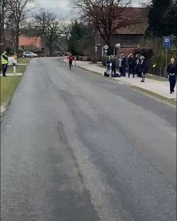 🔴 15./16. Wettkampf-Wochenende ⚫ 

Am vergangenen Wochenende haben unsere MI endlich wieder gezeigt, wer Zuhause die Oberhand hat. Mit Großheide stand ihnen ein Gegner aus den oberen Reihen gegenüber. Doch gegen die Middelser Gummigruppen war kein Kraut gewachsen. Mit 11 und 8 Wurf auf der Habenseite kamen sie übers Ziel und bestimmten somit den Wettkampf.
Auch MIV konnte zwei Punkte abgreifen. Zu Gast in Simonswolde gewannen sie mit 2 Wurf und stehen somit weiterhin auf Platz 2 🥳
MII begrüßte Neu-Ekels auf heimischer Strecke. Der Wettkampf verlief auf Augenhöhe und somit wurden die Punkte geteilt.
Die MIII Mannschaft war zum Derby in Langefeld. Hier sollte es nicht ganz reichen und somit gewannen die Gastgeber 4 Wurf. Dennoch verbleiben unsere Männer auf dem 3. Platz 👍🏼
Die Damen der FIV traten in Sandhorst gegen die SG Sandhorst/Tannenhausen an. Die SG verteidigte ihre Heimstrecke mit 6 Wurf und schickte ihre Gäste ohne Punkte nach Hause.
Unsere 1. FI Mannschaft hüpfte rüber zum Derby nach Dietrichsfeld. Nach einem (überwiegend dem neuen Belag geschuldeten) kräftezehrendem Wettkampf reichte es für einen Auswärtspunkt. Einen bedeutenden Punkt - denn so wurde der Aufstieg in die Bezirksliga bereits zwei Wettkämpfe vor Saisonende gesichert 🎉
Im Endspurt geht es hier nun noch um den krönenden Meistertitel! 💥

#kbvmiddels #endspurt #jagdaufdentitel #aufstieg