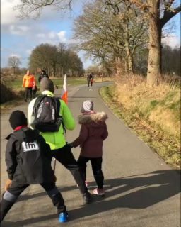 ⚫ 17. Wettkampf-Wochenende 🔴

Wahnsinnig spannendes Wochenende!
Während die einen um den Klassenerhalt kämpfen, feiern die anderen bereits den Aufstieg oder Meistertitel!

Unsere MI stemmt sich mit allen Mitteln gegen den Abstieg aus der Bezirksklasse. So konnten sie am vergangenen Wochenende zwei super wichtige Punkte in Blersum ergattern. Am letzten Spieltag steht allerdings noch ein schwerer Wettkampf bevor - der Meister, die SGWiesederfehn/Wiesede tritt in Middels mit einer reinweißen Weste an! Aber auch auf die anderen Begegnungen kommt es noch an. Wir drücken die Daumen - kämpft bis zum letzten Meter 💪🏼
Die Mädels der FI Kreisliga waren in Hage zu Gast. Auf der eh schon langen Strecke hatten sie hier zusätzlich noch mit viel Verkehr zu kämpfen. Trotz Lob der Gegner mussten sie sich leider mit 5 Wurf geschlagen geben.
FIV begrüßte die Damen aus Wittmund auf heimischer Strecke. Sie warfen auf Augenhöhe und teilten sich somit die Punkte. 
Unsere Minis waren auch unterwegs. Sie schlagen sich super in der Boßelwelt, auch wenn sie gegen Moordorf leider keine Punkte  erzielen konnten. Macht weiter so 🥰

Im zweiten Teil mehr... 🤞🏼

#kbvmiddels #kämpfenbiszumschluss #endspurt #sieg #holz #gummi #einvereineinziel