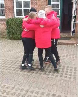 🔴 17. Wettkampf-Wochenende ⚫ Zweiter Teil...

Unsere FI der Bezirksklasse macht es spannend bis zum letzten Wurf.
Die letzten Wochen war es ein dauerhaftes Kopf an Kopf Rennen mit dem punktgleichen Tabellenführer aus Etzel.
Zeitgleich gewonnen, verloren und unentschieden geworfen, sodass sich keine der beiden Mannschaften vorzeitig absetzen konnte. Der Boßelgott wollte wohl das die beiden es unter sich ausmachen. Und so kam es dann am Samstag zum Spitzenduell in Middels. Mit vielen Mitläufern und guter Stimmung ging es auf die Straße.
Während die Middelser Gummigruppe gestartet ist wie die Feuerwehr, lieferten sich die Holzgruppen lange Zeit einen Wettkampf auf Augenhöhe. Auf der Wende kurzes aufatmen - Gummi vier Wurf vor, Holz bis dato unverändert! Auf der Rücktour strauchelten beide Gruppen kurz und mussten in Holz einen und in Gummi zwei Würfe vom Konto abziehen. Im weiteren Verlauf wurde der Spieß jedoch wieder umgedreht. Somit kamen unsere Mädels mit stolzen 5 Wurf (H+1/G+4) über die Ziellinie und ergatterten sich den Platz an der Spitze! Die Freude über den Sieg war natürlich riesig und somit wurde dieser auch noch ein wenig gefeiert.
Am kommenden Samstag wird dann die letzte Aufgabe für diese Saison nochmal interessant! Gegen den Absteiger aus Willen geht es vor Ort auf die kräftezehrende Benzinstraße! Es muss mindestens ein Unentschieden her um den Titel aus eigener Kraft mit nach Haus zu nehmen!

Einen Meister dürfen wir jedoch schon hochleben lassen! 🏆 Unsere C-Jgd hat am letzten Wochenende ganze Arbeit geleistet, denn gleich zweimal mussten sie auf die Straße. Am Samstagvormittag starteten die Kids Zuhause gegen Münkeboe-Moorhusen. Mit einem mega Ergebnis von 11 Wurf kamen sie hier übers Ziel 🥳
Am Sonntagnachmittag wurde direkt daran angeknüpft. Auch wenn sie diesmal auswärts waren, holten sie sich in Westersander mit 2 Wurf ebenfalls die Punkte!
Somit bleibt unsere C Jgd auf dem 1. Tabellenplatz und feiert ihren Meistertitel! 🚀
Der ganze Verein gratuliert Euch von Herzen und ist mega stolz auf Euch - starke Leistung! 🎉🥳🔥💯🦾
Macht weiter so 🎊

#meister #jugendarbeit #boßelnistmehralsnureinhobby
#meinostfrieslandmeineheimat #countdownläuft