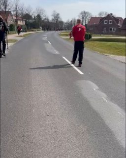 ⚫18. Wettkampf-Wochenende 🔴 Teil 2...

Unsere Männer I hatte den Spitzenreiter SG Wiesede/Wiesederfehn zu Gast. Nicht nur das dieser Wettkampf eh schon nicht leicht werden würde - sie mussten gleichzeitig auch gegen den Abstieg kämpfen. Trotz guter Leistung mussten sie dem Meister jedoch auch diese zwei Punkte mitgeben. Da auch die anderen Begegnungen nicht zu Gunsten unserer Männer verliefen heißt es leider - Abstieg. 😩 Sie haben allerdings schonmal bewiesen, dass sie ganz schnell wieder da sein können - das wollen wir wieder genauso sehen 🥳🙌🏼
Die Frauen I Mädels der Bezirksklasse traten ihren letzten Wettkampf in Willen an. Hier musste zumindest ein Punkt her um die Meisterschaft einzutüten. Auch wenn für viele so ein Duell - erster gegen letzten - ein Selbstläufer zu sein scheint, lag unseren Mädels diese Begegnung schon Tage vorher schwer im Magen. Bereits in vergangenen Jahren taten sie sich auf einem Streckenabschnitt der Benzinstraße schwer. Und so leider auch dieses Mal! Während Gummi die starke Form der ganzen Saison scheinbar verloren hatte, feuerte jedoch diesmal die Holzgruppe los. Auf der Wende begegneten sie sich mit -2 Wurf in Gummi und +4 Wurf in Holz. Doch auf der Rücktour hakte es dann auch in Holz. Die Gegner riefen eine nicht absteigerwürdige Leistung auf während unsere Mädels ins Straucheln gerieten. Während Gummi mit -3 Wurf übers Ziel ging, kämpften die Holzmädels um die letzten 2 verbliebenen Würfe. Ein Unentschieden war noch nicht ganz aussichtslos - zumindest bis Willen den Schlusswurf zündete. Bombenstarker Wurf - nicht zu übertreffen! Somit war das mulmige Gefühl tatsächlich wahr geworden und unsere Mädels mussten erstmal tief durchatmen. Nachdem der erste Druck dann jedoch abfiel und sie realisierten das zwar der Meistertitel verpasst wurde - nicht aber der Aufstieg und der Vizemeistertitel - war die Laune schnell wieder an Board und es wurde in Etzel ausgiebig gefeiert 🎉

#absteiger #aufsteiger #vizemeister #kbvmiddels #bezirksklasse #bezirksliga #nachdersaisonistvordersaison