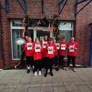 #throwback
Noch ein bedeutender Nachtrag zur vergangenen Saison 😍

Unsere m. Jgd. C hat sich den Titel geholt! 🎉

Im Staffelwerfen haben sie bereits mit einer super Leistung den 3. Platz belegt. Dann ging es in die Finalrunden - hier haben die Mädels & Jungs nochmal ordentlich einen drauf gelegt und sich verdient den 1. Platz geholt.

Somit ist unsere C-Jungend der neue Kreismeister der Saison 2024/2025! 😍🎊🏆

Nachdem die Kids die verdiente Urkunde fein säuberlich im Vereinsheim aufgehängt haben, wurde in der "Alten Post" die Bowlingkugel geschwungen und ordentlich gefeiert 🎉 

Herzlichen Glückwunsch nochmal von uns allen!
Das war ne starke Leistung - macht weiter so! 💥🥇

#meistertitel #jugend #herzlichenglückwunsch #starkeleistung #weiterso #kbvmiddels #boßelnistmehralsnureinhobby