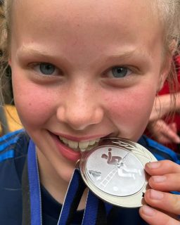 Einmal Silber bitte 🥈😍🎉

Unsere Kea hat sich mit der Holzkugel in der D-Jugend den zweiten Platz geholt 🥳 
Mega Leistung, wir sind super stolz und drücken dir für die nächste Runde ganz fest die Daumen ♥️🖤🤍

Für die anderen Starter hat es in dieser Runde leider nicht gereicht. Trotzdem - ganz tolle Leistung von allen! 🙌🏼 🥳 Macht weiter so 👏🏼💪🏼