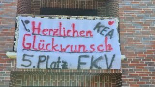 Am letzten Wochenende gingen die Einzelmeisterschaften in die letzte Runde. 

Nach dem Erreichen der Silbermedaille in der LKV Runde ging Kea somit erneut auf FKV Ebene in der D-Jugend mit der Holzkugel für unseren KBV an den Start. 💪🏼

Am Ende erreicht sie hier einen wirklich tollen 5. Platz! 🎇

Kea, wir sind super stolz auf dich! 🥳 Eine mega Leistung, dass du so weit gekommen bist und unseren Verein so gut vertreten hast! 😍
Mach weiter so! 💯

#fkvmeisterschaften #kbvmiddels #tolleleistung #stolz #nachwuchstalent #weiterso
