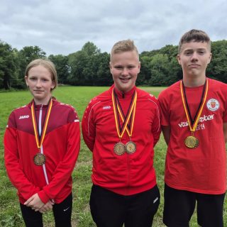 #nachtrag

Die tollen Ergebnisse unserer fleißigen Mehrkampf Teilnehmer möchten wir natürlich auch noch erwähnen 😊

Anfang Juli haben sich Lennja, Finn und Jesko dem Mehrkampf im KV Aurich gestellt - und das mit einer super tollen Leistung!

Klootschießen (B-Jgd)
2. Platz - Finn 
3. Platz - Jesko 
5. Platz Lennja

Mehrkampf
1. Platz - Jesko (B-Jgd)
2. Platz - Finn (B-Jgd)
3. Lennja (C-Jgd)

Herzlichen Glückwunsch zu diesen tollen Ergebnissen und viel Erfolg für die nächste Runde 🎊😍

#kbvmiddels #mehrkampf #medaille #gold #silber #bronze #weiterso
