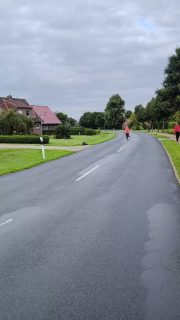Interner Trainingswettkampf

Aus einem ursprünglich geplanten FI - MI Duell wurde kurzerhand ein interner KBV Wettkampf 😁
Von den Frauen und Männer Mannschaften waren so gut wie alle auf der Straße vertreten.
Mit bunt gemixten Gruppen ging es dann auf die Boßelstrecke. 
Ein gelungener spaßiger Sonntagvormittag, der mit einem Kaltgetränk und ein paar guten Gesprächen im Vereinsheim beendet wurde 👌🏼😊
Das schreit nach Wiederholung 😉🎉

#kbvmiddels #boßelnistmeinsport #holz #gummi #middels