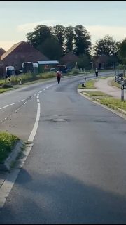 Nächster Freundschaftskampf in der Vorbereitung unserer Frauen I.

Seit drei Jahren hat sich der Freundschaftskampf gegen die Landesliga Männer I vom @kbv_flottweg_burhafe in der Vorbereitung etabliert. 
Bei bestem Wetter ging es somit auch letzte Woche wieder gemeinsam auf die Straße. 
Es gab viel zum Staunen - aber auch genauso viel zum Lachen... (behaltet das nächste Reel im Auge 🤪)
- Unser Folli war zumindest zufrieden mit seinem Holzwurf nach einer längeren Boßelpause 😁👌🏼
Für das leibliche Wohl aller wurde im Anschluss natürlich gesorgt und somit ging nach noch etwas Plauderei ein schöner Übungsabend zu Ende. 

#freundschaftswettkampf #allejahrewieder #boßelnistmeinsport #imvereingetrenntimsportvereint