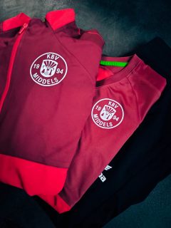 Was lange währt wird endlich gut 🙌🏼😁
 
Es ist endlich soweit! 🎉
Nach langer Suche, vielen grauen Haaren und Schweißausbrüchen haben wir diese Woche - pünktlich zum Saisonstart - unsere neuen Anzüge rausgeben können.
Nachdem beim Abholen das Geschick beim Tetris spielen gefordert war und im Vereinsheim  wild sortiert wurde, hat unser Orga-Team etliche Tüten fein säuberlich für jedes Vereinsmitglied gepackt, sodass jede/r seine fertige Ausstattung in Empfang nehmen konnte.
Nun ist der komplette Verein wieder eine Einheit und kann im frischen Dress die anstehende Saison bestreiten 🎉

Ein riesen Dankeschön an dieser Stelle an @sportwerk.oltmanns für die super schnelle, unkomplizierte und fehlerfreie Umsetzung! 🫶🏼

 #neuevereinskleidung #eineeinheit #kbvmiddels #boßelnistmeinsport #meinostfrieslandmeineheimat