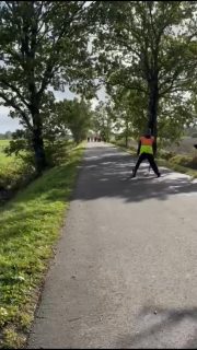 2. Wettkampfwoche 🔴⚫⚪

Nach Menstede-Arle ging es für unsere 2. Frauen I Mannschaft. Das man es hier auf der Pflasterstraße oft schwer hat ist bekannt, auch unsere Mädels konnten leider keine Punkte entführen. Trotz toller Würfe die tlw. sogar direkt 2 Wurf für Middels einsackten reichten am Ende nicht. Mit 6 Wurf gewannen hier die Gastgeberinnen.
Die männl. B Jugend empfing die SG Westersander/Lübbertsfehn. Hier blieben mit 5 Wurf die Punkte Zuhause 👌🏼
Auch unsere 1. Frauen I konnten einen Heimsieg einfahren. Während die Gummigruppen auf Augenhöhe einen soliden und am Ende unentschiedenen Wettkampf hinlegten, war es in den Holzgruppen umso spannender.
Müggenkrug zwang die Middelsmädels zuerst etwas in die Knie, sodass sie kurz vor der Wende 2 Wurf hinten lagen. Doch dann drehten die Middelser Holzmädels auf und holten sich 8 Wurf bis ins Ziel zurück, sodass hier 6 - und insgesamt dann 5 Wurf übrig blieben 💪🏼.

Weitere Ergebnisse:
M I = Eggelingen - Middels (6-0)
MIV = Neu-Wallinghausen - Middels (0-11)
MV = Middels - Fahne (0-3)
männl. C = Middels - Leegmoor (1-0)
männl. E = Tannenhausen - Middels (0-3)

#kbvmiddels #boßelnistmeinsport #holz #gummi #meinostfrieslandmeineheimat
