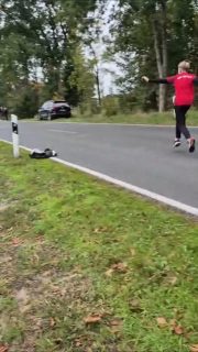 3. Wettkampfwoche 🔴⚫⚪ 

Am 3. Spieltag empfing unsere MI Horsten auf der Heimstrecke. Sie nutzen ihren Heimvorteil und entschieden den Wettkampf mit soliden 6 Wurf für sich.
Die männl. B Jugend warf auswärts in Victorbur. Hier legten sie einen Wettkampf auf Augenhöhe hin, sodass die Punkte am Ende geteilt wurden.
Bei der 1. FI wurde wg. Straßenbauarbeiten das Heimrecht getauscht, somit war Ihlowerfehn in Middels zu Gast. Mit deutlichen 11 Wurf blieben hier die Punkte Zuhause. An dieser Stelle noch ein großes Dankeschön an @stefansiebolds, der die ersten drei Wettkämpfe als Anweiser eingesprungen ist 💯🫶🏼
Auch die 2. FI hatte einen Heimwettkampf. Hier ging es ins Derby mit Spekendorf. Leider gingen hier ganz knapp mit einem Wurf die Punkte an die Nachbarn. 

Weitere Ergebnisse:
M II: Middels - Wiesedermeer (0-1)
M IV: Middels - Akelsbarg (0-2)
M V: Münkeboe-Moorhusen - Middels (0-3)
männl. E: Middels - Akelsbarg (0-4)
F IV: Westerende-Kirchloog - Middels (0-2)
weibl. D: Middels - Sch.-Leegmoor (0-2)
weibl. F: Pfalzdorf - Middels (15-0)

Nach einer kurzen Herbstpause geht's weiter 🙌🏼

#kbvmiddels #boßelnistmeinsport #heimat #holz #gummi