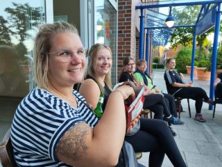 Trainingseinheit 01.07. 

Schweiß ist geflossen, das Training ist erledigt. Danach ging’s zum gemütlichen Teil des Abends: kein „Sit-in“ , sondern ein echtes „Sit-oudoor“ vor dem Vereinsheim. 

Mit den Männern wurde geklönt, gelacht und die Welt neu sortiert. Und als wäre das nicht schon ungewöhnlich genug, stand auch noch Spekulatius auf dem Programm. Juli kann eben auch Weihnachten.

Lüch up un fleu herut 🔴⚫