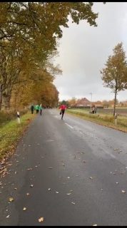 ⚫ 6. Wettkampfwoche 🔴

Schwieriges Wochenende für die Middels Mannschaften...
Einzig die Männer I Truppe hat die Fahne hochgehalten!
Die Gäste aus Ihlowerfehn konnten bei unseren Männern nichts holen. Auf heimischer Strecke blieben hier 8 Wurf und zwei Punkte Zuhause 🫵🏼
MII mussten einen Wurf in Willen lassen, genauso wie MV beim Nachbarn in Dietrichsfeld.
Unsere C Jugend konnte sich leider ebenfalls nicht wehren und verlor somit 10 in Akelsbarg.
Die FI BL patzte leider bei den Hausaufgaben und musste Collrunge mit zwei Wurf im Gepäck wieder ziehen lassen.
Auch bei der 2. Frauenmannschaft lief es nicht mit... 
Neun Wurf blieben hier beim Gastgeber in Rechtsupweg.

Weitere Ergebnisse:
MIV: Middels - Fahne (0-0)
mannl. E Jgd.: Middels - Spekendorf (0-0)
Rest spielfrei

#kbvmiddels #nichtaufgeben #weitergehts #boßeln