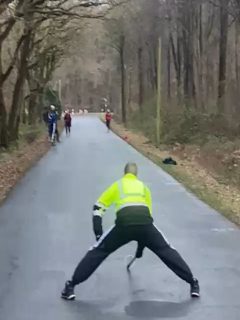 ⚫ Wettkampfwoche 9 der Damen / 7, 8 & 9 der Männer 🔴

Die letzten Wettkämpfe der Hinrunde waren durchwachsen...

Die Damen konnten in ihrem letzten Wettkampf leider alle keine Zähler verbuchen. 
Somit wird in diesem Bereich leider im unteren Teil der Tabelle überwintert 😵‍💫 
In der Pause wird einmal kräftig durchgeatmet und neue Kraft getankt - es ist schließlich erst Halbzeit 💪🏼👊🏼

Die Männer I mussten auch Federn lassen und den Gastgebern aus Deternerlehe mit 16 Wurf das Feld überlassen. 
MII und MV holten sich gegen Rahe und Sandhorst jeweils knappe Heimpunkte.

Dann kam das "Only Boys" Wochenende 😁
MI machte die vorherige Niederlage wieder wett und fuhr gegen Buttforde 17 Wurf ein 🥳
Am letzten Spieltag war in Ostermarsch jedoch nicht viel zu holen und die Punkte blieben vor Ort.
MII musste sich die letzten beiden Wettkämpfen in Blomberg und Zuhause gegen Ludwigsdorf leider geschlagen geben.
MII muss leider ebenfalls im Keller überwintern, während es sich die MI im Mittelfeld gemütlich macht.

#kbvmiddels #kopfnichthängenlassen #kurzepause #krafttanken #halbzeit