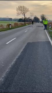 ⚫ 7. & 8 Wettkampfwoche - Girls only 🔴

Für die Damenabteilung ging die Saison ohne Pause weiter...

Unsere Mädels der Bezirksliga konnten leider in beiden Wettkämpfen keine Punkte einfahren. Es sitzt wohl der altbekannte Wurm drin 😵‍💫 
In Simonswolde tapfer geschlagen und dennoch verloren... Auch der mittlerweile 3. Anweiser @stefansiebolds war semi begeistert - sowohl vom Punkteverlust als auch vom Wetter ☔😁
Mit Etzel wurde aufgrund der Straßenverhältnisse ❄️ das Heimrecht getauscht. Somit ging's nochmal auswärts. In Holz gut gestartet sollte es dann ab dem berühmten Kleiweg nicht mehr klappen. In Gummi war's andersherum... Mit einem Sack voll Minuswürfen zur Wende konnten sie bis zum Ziel noch ein wenig wieder gut machen, reichen sollte es dennoch nicht. 

Bei den Mädels der Kreisliga hingegen platzte der Knoten 💥
Sowohl Zuhause gegen Ludwigsdorf als auch auswärts in Hage konnten sie ihre Siege feiern 🎉 #weiterso 

Die Damen der Frauen IV mussten sich leider knapp mit einem Wurf in Schirumer Leegmoor geschlagen geben.

#kbvmiddels #ohneboßelnohneuns #boßelnistmeinsport