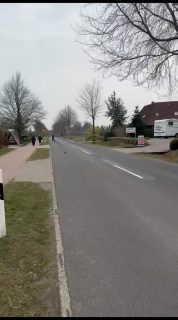 🔴17. Wettkampfwoche ⚫

Die Frauenmannschaften waren diesem Wochenende beide auf der Heimstrecke unterwegs. Für beide Mannschaften stand viel auf dem Spiel, um noch irgendetwas zu retten mussten die Punkte her. 
Die 2. FI konnte ihren Gästen aus Hage jedoch nicht ganz Stand halten und mussten mit -7 Wurf die Punkte leider abgeben.
In der 1. FI Mannschaft fand ein Krimi gegen die Freunde aus Etzel statt. Die Gäste konnten die letzten Jahre so gut wie keine Punkte in Middels ergattern - bis zu diesem Tag. Nach einem aufregenden Wettkampf wurde der Bann gebrochen und Etzel sicherte sich einen knappen Sieg mit einem Wurf. Nun half nur noch Daumen drücken und auf ein Vitamin B Wunder hoffen... Doch dies zerschlug sich schon auf dem Weg zum Vereinsheim. Die Ergebnisse der anderen Mannschaften spielten ihnen nicht in Karten und somit war der Abstieg in die Bezirksklasse leider besiegelt.🫠

Unsere MI Mannschaft war zu Gast in Buttforde. Auch sie mussten sich geschlagen geben und die Gastgeber behielten mit 5 Wurf die Punkte Zuhause.
MII hatte an diesem Wochenende wohl die einzigen glücklichen Gesichter. Sie warfen ihren Stiefel und holten sich die beiden Heimpunkte mit 4 Wurf 🙂

#kopfnichthängenlassen #boßelnistmeinsport #weitergehts #kbvmiddels