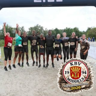 💦 Dreck, Fun & Teamgeist – unsere Jugend beim VullWatMannsLoop! 💪🏼

Während der Boßelsaison entstand bei unserer weiblichen B-Jugend die spontane Idee, beim VullWatMannsLoop in Logabirum mitzumachen. Unsere männliche B-Jugend ließ sich das nicht zweimal sagen und war direkt mit dabei! 😄 Auch die Betreuerinnen Ina und Monja wurden kurzerhand mit ins Boot geholt.

Am 30. August war es dann soweit: Ab in den Matsch! 💦🏃🏼‍♀️🏃🏼‍♂️ Jede Menge Schlamm, Hindernisse und körperliche Anstrengung sorgten vor allem für eins – richtig viel Spaß!🤎

Anschließend ging es zur wohlverdienten Stärkung mit reichlich Partypizza ins Vereinsheim. 🍕😋

Am Ende waren sich alle einig: Nächstes Jahr sind wir definitiv wieder am Start! 🙌🏼 Und wer weiß , vielleicht entwickelt sich daraus ja bald eine feste Vereinsveranstaltung. 😄🔴⚫️

#KBVMiddels #VullWatMannsLoop #Jugend #Teamgeist