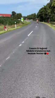 ☀️ Trainingsbeginn unserer D-Jugend-Mädels! ⚫️🔴

Bei bestem Wetter sind unsere Mädels wieder ins Training gestartet. 
Mit jeder Menge Spaß, Ehrgeiz und Motivation ging es bereits zum zweiten Mal auf die breite Hauptstraße. ☺️
Alle haben sich alle richtig gut geschlagen – weiter so, Mädels! Zum Abschluss gab es Süßigkeiten und kühle Getränke 🥤 

Wir freuen uns auf eine tolle Saison!🔴⚫️ #kbvmiddels