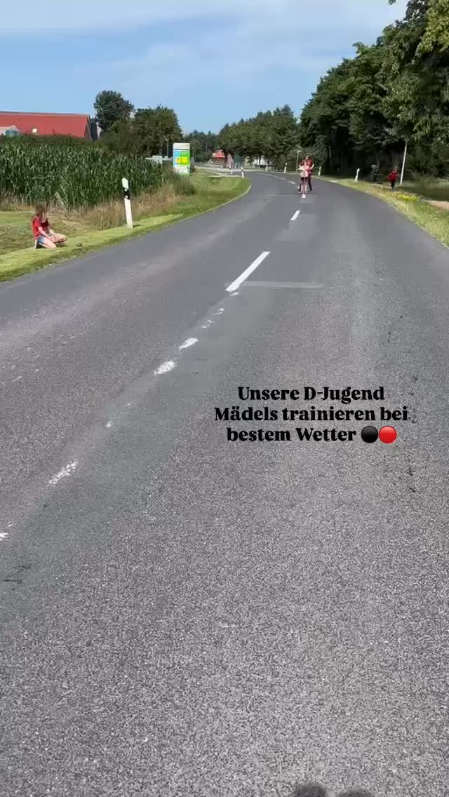 ☀️ Trainingsbeginn unserer D-Jugend-Mädels! ⚫️🔴

Bei bestem Wetter sind unsere Mädels wieder ins Training gestartet. 
Mit jeder Menge Spaß, Ehrgeiz und Motivation ging es bereits zum zweiten Mal auf die breite Hauptstraße. ☺️
Alle haben sich alle richtig gut geschlagen – weiter so, Mädels! Zum Abschluss gab es Süßigkeiten und kühle Getränke 🥤 

Wir freuen uns auf eine tolle Saison!🔴⚫️ #kbvmiddels