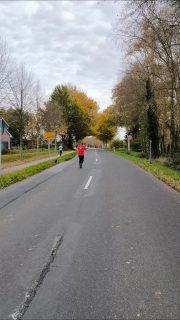 Ossipokal 2025/2026 🥳

Nachdem wir in der ersten Runde mit einem Freilos davon gekommen sind, durften wir in der zweiten Runde Zuhause gegen Etzel antreten. 
Die meisten Gruppen fanden gut in den Wettkampf, auf der Wende konnte man im allgemeinen schon einen leichten Vorsprung erkennen. Doch das heißt ja noch lange nichts...
Im Ziel angekommen sollte sich dies dann aber doch bestätigen und so konnten wir mit einigen klaren und auch knappen Ergebnissen ein 4-1 erarbeiten 🥳
Auf geht's in die nächste Runde - dann erwarten wir unserer Nachbarn aus Dietrichsfeld auf heimischer Strecke 🫵🏼

MI +7 Wurf 
MII +6 Wurf 
FI + 99 m
A Jgd. +8 Wurf 
C Jgd. - 93 m

#ossipokal #boßeln #weitergehts #aufindienächsterunde