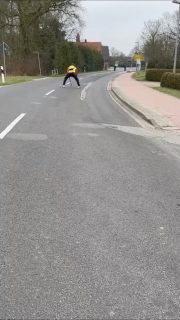 ⚫ 18. Wettkampfwoche 🔴 

Es ist bereits etwas Gras über die Saison gewachsen, hier jedoch noch ein kleiner Nachtrag zum letzten Spieltag.

Unsere Frauen IV bestritten ihren letzten Wettkampf in Neu-Ekels. Mit 6 Wurf unterlagen sie leider den Gastgeberinnen und belegen somit den 6. Platz.
Auch unsere 2. Frauen I mussten nochmal auswärts ran.
Gegen die SG Neuwesteel/Norddeich mussten sie sich mit einem knappen Ergebnis von 2 Wurf geschlagen geben. Sie belegen zum Ende der Saison den 9. Tabellenplatz.
Für unsere 1. Frauen I Mannschaft ging es nochmal in einem Heimkampf gegen die Mädels aus Wiesederfehn. Auch wenn hier bereits der 9. Platz und somit der Abstieg feststand, verabschiedeten sie sich nochmal mit einem tollen Wettkampf und einem Sieg von 6 Wurf aus der Bezirksliga.
Die Männer I Mannschaft trat ebenfalls nochmal Zuhause zum letzten Wettkampf an. Gegen Ostermarsch sicherten sie sich mit 3 Wurf nochmal zwei Punkte und belegen den 7. Platz.

Männer II belegt diese Saison den 8. Platz
Die Männer IV Mannschaft holt sich den Vizemeister-Titel 🎉🥈
Männer V belegt zum Ende der Saison Platz 6.
Die B Jugend hat bereits vor einiger Zeit ihren Meistertitel gefeiert.
Auch die männl. Jgd. C und E kann stolz auf die Leistung der Saison sein - sie belegen Platz 4 und 3.
Unsere Mädels der C Jgd. belegen den 6. und unsere Minis der F Jgd. den 5. Platz.

Anschließend wurde natürlich auf den noch verbliebenen Meisterschaftsfeiern noch ordentlich gefeiert.

Nächste Saison wird neu angegriffen, an die Leistungen angeknüpft und ausgebaut 🦾💥

#kbvmiddels #boßelnistmeinsport #saison2025/2026