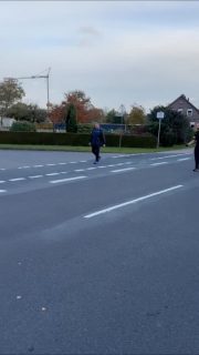 🔴⚫ 5. Wettkampfwoche ⚫🔴

Am 5. Spieltag empfingen unsere MI Victorbur auf heimischer Strecke. Ein toller Wettkampf mit einem mega Ergebnis: Mit einem deutlichen Sieg von 19 Wurf haben die Männer ihre Heimstrecke mehr als verteidigt! 💥
Unsere FI der Bezirksliga hatten es leider nicht so einfach. Sie mussten auf die für sie neue Strecke nach Reepsholt. Nass bis auf den Schlüppi und trotzdem die Hoffnung nicht aufgegeben... Schlecht verkauft haben sie sich dort nicht, trotzdem sollte es am Ende nicht reichen - 4 Wurf und die beiden Punkte blieben bei den Gastgeberinnen.

Weitere Ergebnisse:
MII: Middels - Fulkum (0-0)
MIV: Simonswolde - Middels (0-3)
MV: Middels - Extum (8-0)
männl. B Jgd.: Middels - Dietrichsfeld (1-0)
männl. E Jgd.: Middels - Moordorf (0-4)
2. FI: Middels - Pfalzdorf (0-8)
FIV: SG Sandhorst/Tannenhausen - Middels (4-0)

#boßelnistmehralsnureinhobby #kbvmiddels #boßelnistmeinsport #middels