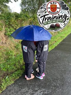 🌧️💪🏼 Samstagstraining bei Wind und Wetter! ❤️🤍

Unsere weibliche E-Jugend war heute wieder fleißig am trainieren. Auch das Wetter konnte die Mädels nicht aufhalten! 🌧️💨

Mit ganz viel Spaß, Motivation und einigen richtig starken Würfen wurde dem Wetter getrotzt. 💪🏼 🌧️ 

So macht Training Spaß – weiter so, Mädels! 🔴⚫️♥️